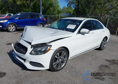 2016 Mercedes-Benz C 300 Luxury/Sport z USA, uszkodzony, nr VIN 55SWF4JB3GU155524